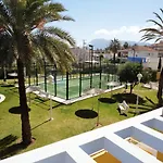 Charming In With Shared Pool Apartman *