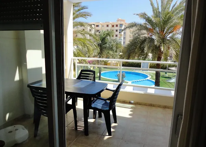 Апартаменти Charming In With Shared Pool