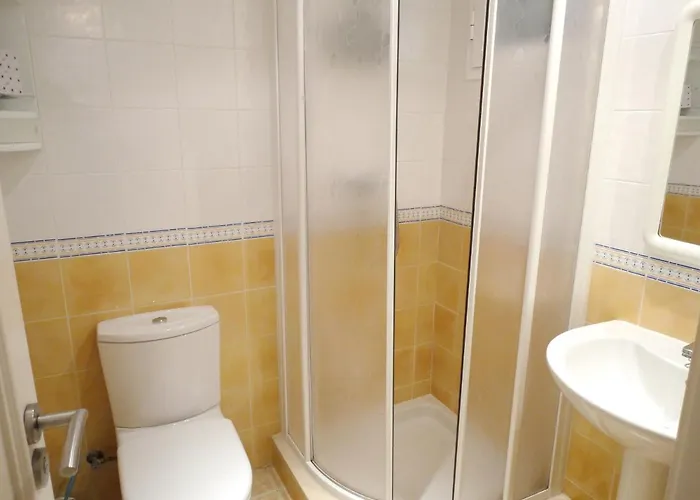 Апартаменти Charming In With Shared Pool *