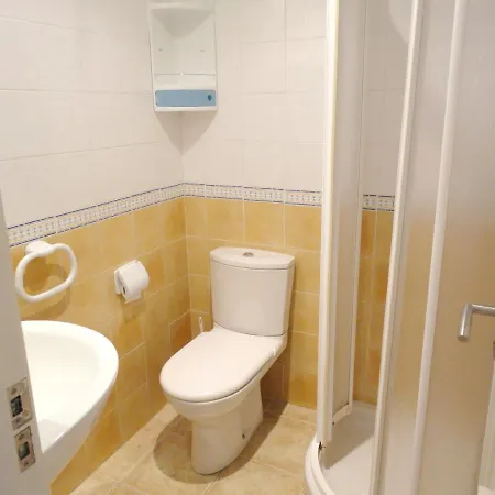 Апартаменти Charming In With Shared Pool